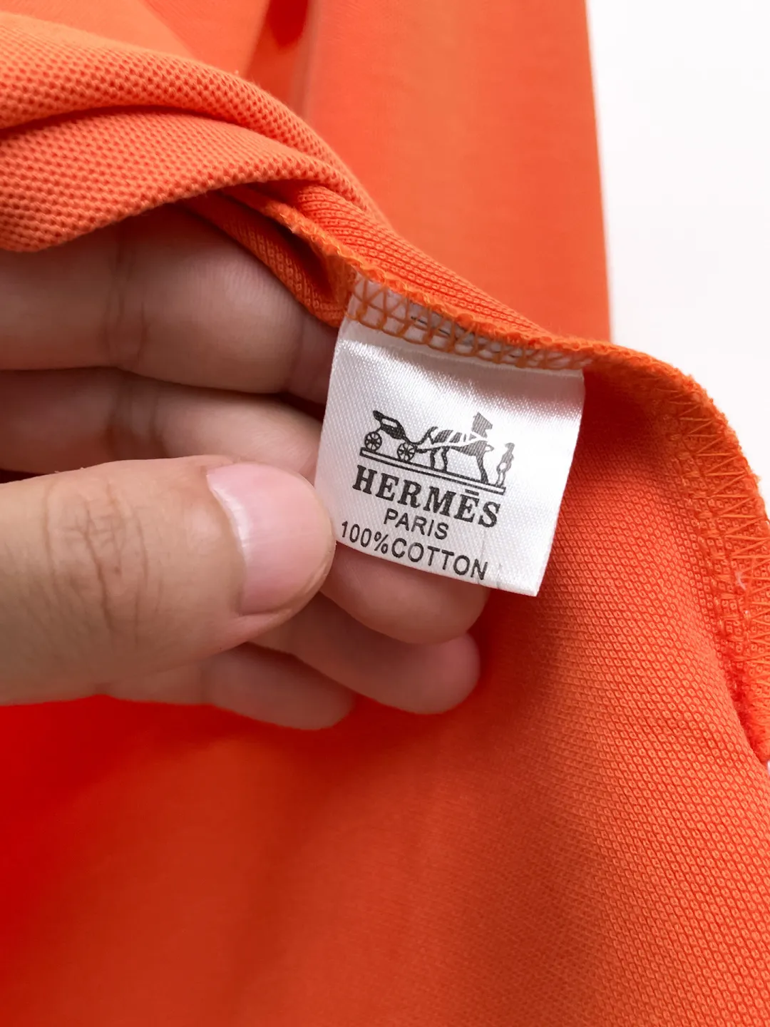 Hermès New Arrival long-sleeved Polo shirt, original fabric, official Same Style, made of 260g pure cotton pique fabric, custom-made in the same vat, feels very comfortable and smooth, very wide and stylish, produced by a first-line brand factory, imported Behringer embroidery machine, embroidery is full and textured, collar and collar ribs are woven with imported yarn, does not deform after long-term wear, the most New Arrival style in autumn and winter, fashionable and individual, super Versatile and good-looking Very suitable for both men and women. A must-have item for everyone. Size: M-XXXL